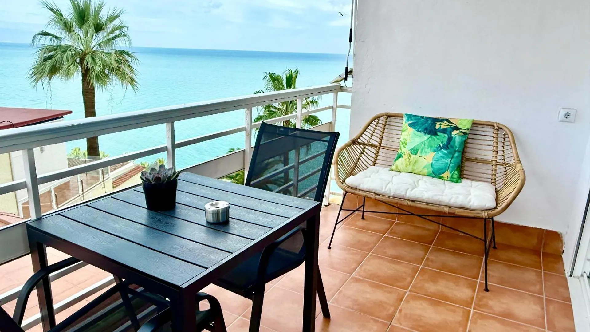 Apartment Arrecife De La Roca, Una Ventana Al Mar Torremolinos Spain
